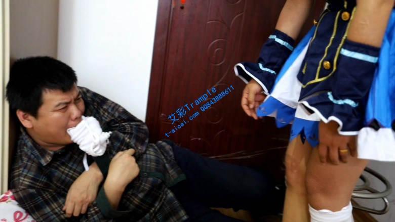 【奕潇】脚尖跳踩强迫舔内裤的污渍