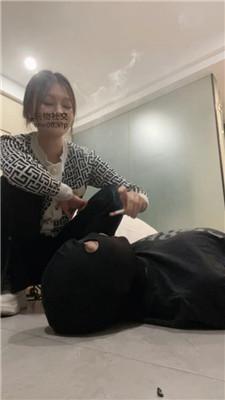 【白兔】舔素人小姐姐的脏鞋 JS250111-12