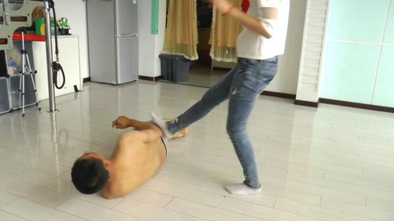 小月屁股压杀 残酷站脸跺踩JJ