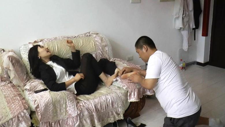 黑冰女王享受奴隶闻脚轻搔弄脚底