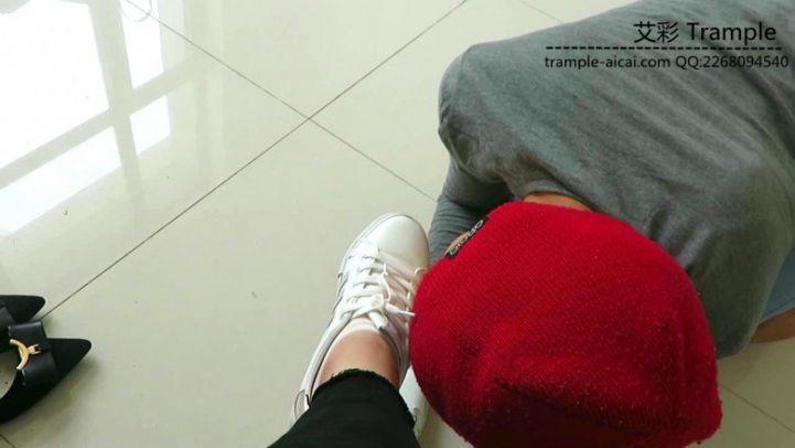 瑶主白色球鞋羞辱贱狗，踩踏贱狗！