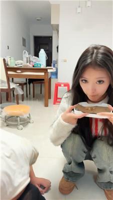 【锅盖子】脏鞋脚下喂食羞辱【下】 bf49063