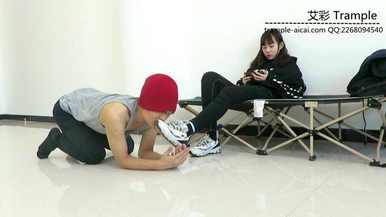 跪舔00后天使女主运动鞋底被运动鞋碾踩下体身体！