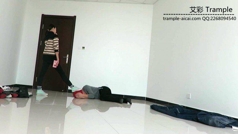 00天使女帆布鞋踢裆踩头羞辱！