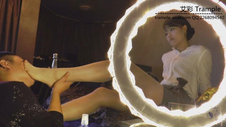 馨雨肉丝舔脚踹脸