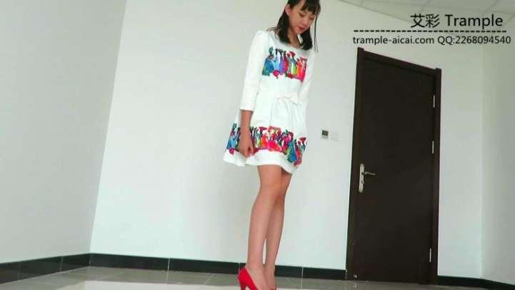 00后天使回家高跟诱惑贱狗跪舔！