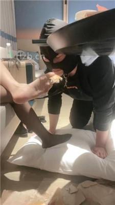 【尤黎】黑丝裸足-脚下踩踏喂食/喂圣水