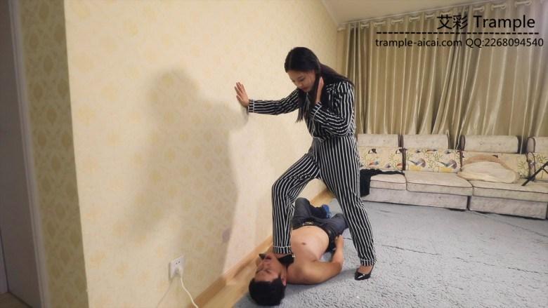 凶狠暴力高跟踩踏