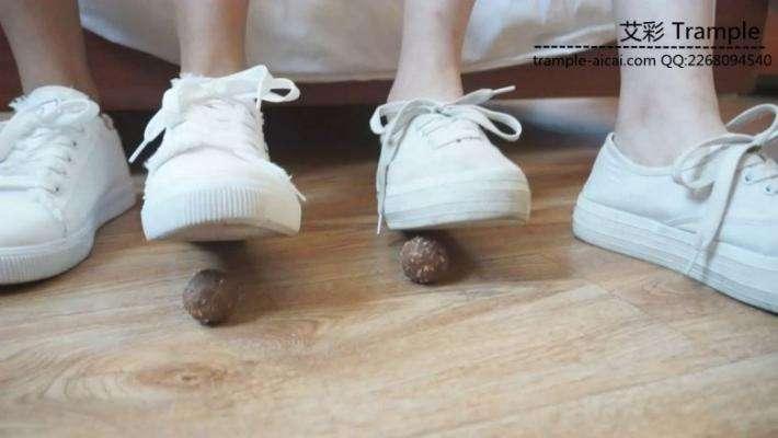 舔两位大一美女学生的原味帆布鞋