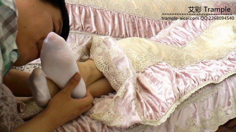 黑冰酒醉后偷舔船袜