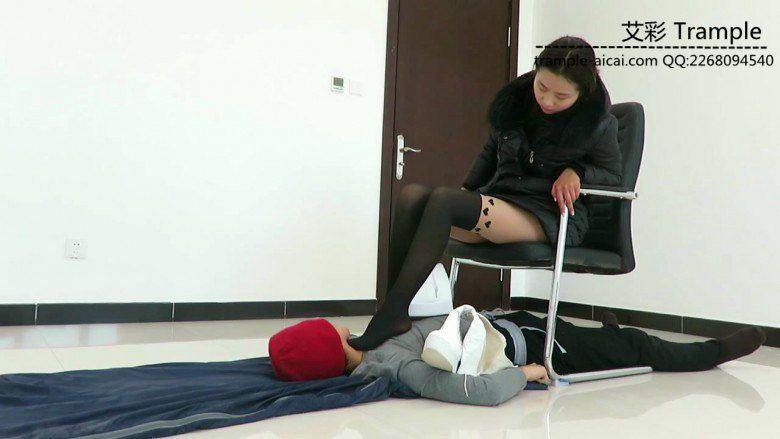 甜美媛媛女主长靴虐奴丝袜踩脸踩嘴揉搓！