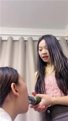 【瑶瑶】情侣奴-奴下奴-舔臭脚/吃丝袜/嘴叼黄瓜/加官窒息