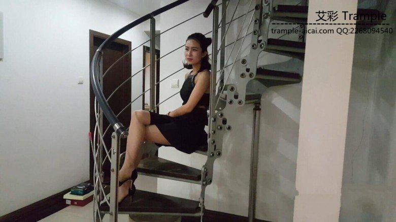 最新艾丝女王居家系列—–楼梯间调教贱狗