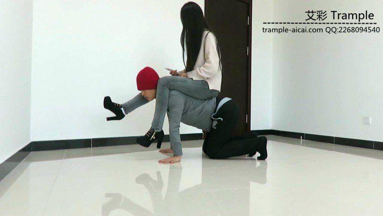 超漂亮天依女主高跟骑乘，胯下舔鞋，遛狗！