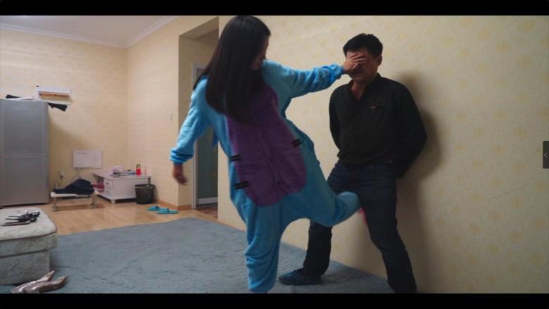 洛芸睡衣无作假暴力踢裆