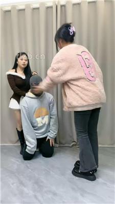 【伊诺】带闺蜜调狗-骑马转胯/踩踏/强制闻鞋/舔白袜脚