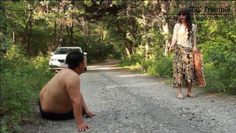 冷天使野外踩踏