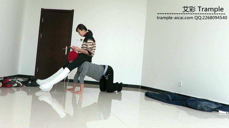 00后女主白长靴骑乘贱狗散步，强迫贱狗钻跨取乐！