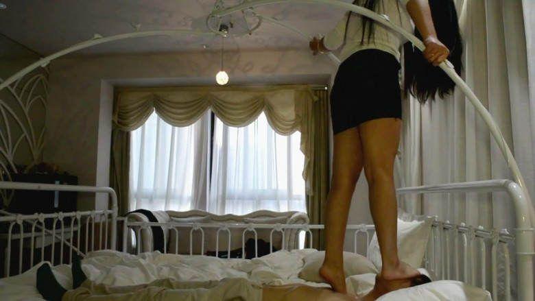 『奴隶岛』—婷婷初次体验踩踏、踮脚尖碾踩