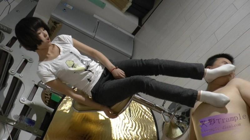 小月 强迫奴隶闻臭白袜脚