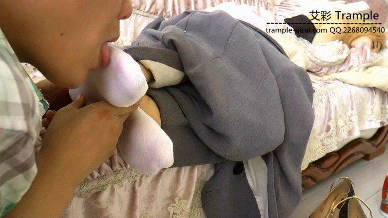 黑冰酒醉后偷舔船袜