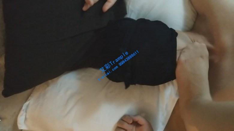 足浴店技师美女高跟鞋喂食