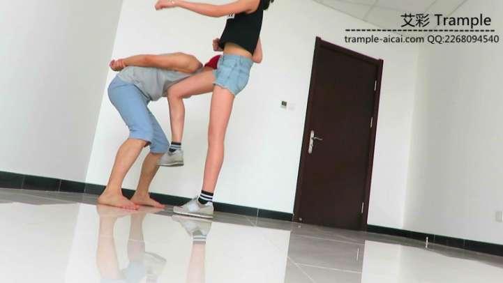 00后天使女主运动装展示完美身材踢裆膝顶！