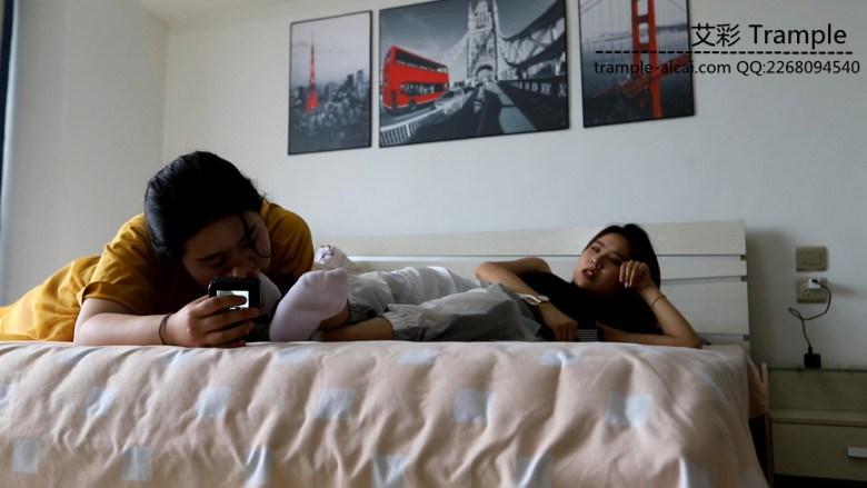 偷拍学姐第五弹 夏天的雪地靴 续