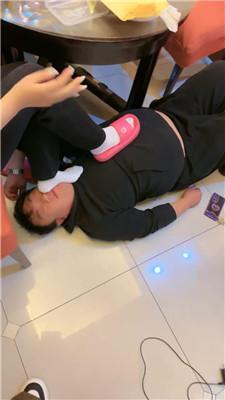 【冷月大大】闺蜜聚会-贱奴桌底伺候【三视角版】 bf51967