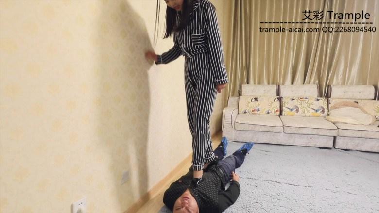 凶狠暴力高跟踩踏