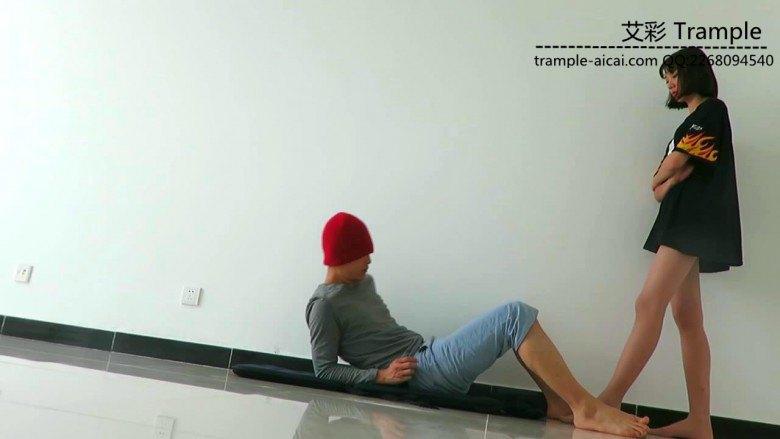 00后天使女主肉丝踩头踏步踩下体！