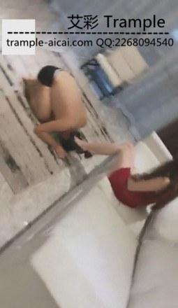 vivi肉丝高跟踩踏脚奴