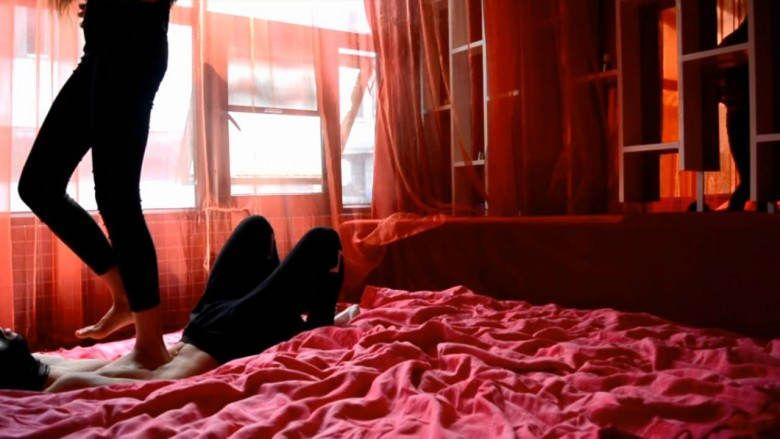 『奴隶岛』—萱萱运动鞋踢踹惩罚按腿奴