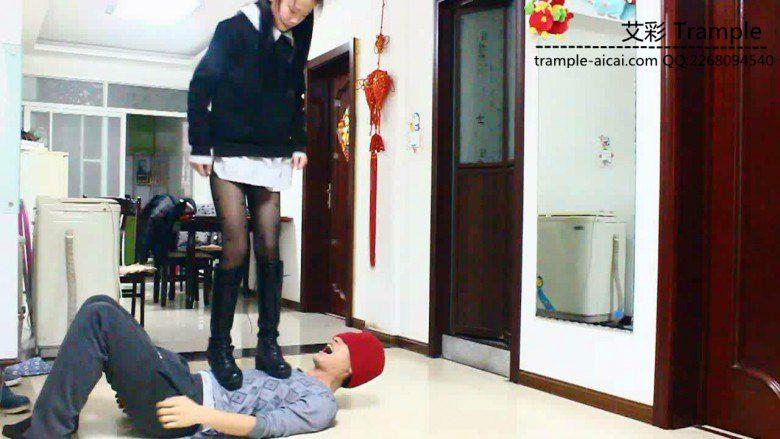 萝莉侑主制服劫逼迫其舔鞋践踏全身长靴遛狗羞辱！
