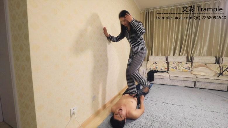 凶狠暴力高跟踩踏