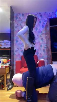 【毛绒月亮】长靴提档/抽耳光/踩踏闻白袜/脚插嘴