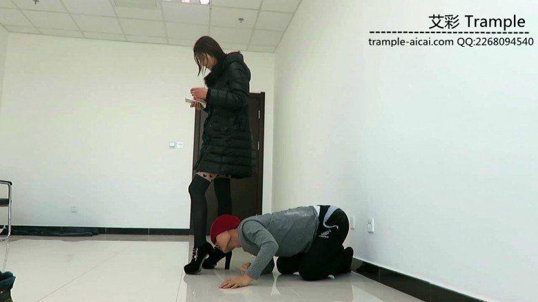 闻舔甜美媛媛女主性感高跟，女主高跟遛狗！