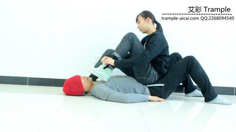 00后天使女主坐在人体家具上玩游戏，舔裸足！