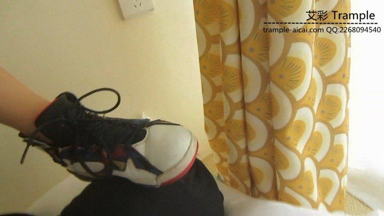 篮球aj7长腿美女脏篮球鞋暴力踩跺 篮球aj7长腿美女脏篮球鞋暴力踩跺