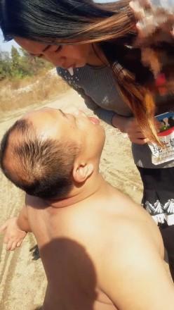 “超级羞辱”傲柔s户外脏鞋踩踏喂食脏食物 “超级羞辱”傲柔s户外脏鞋踩踏喂食脏食物