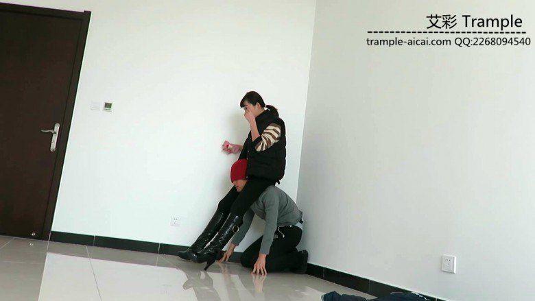 00后女主长筒靴耳光、骑乘、靴底踩脸、虐踩下体调教贱狗！