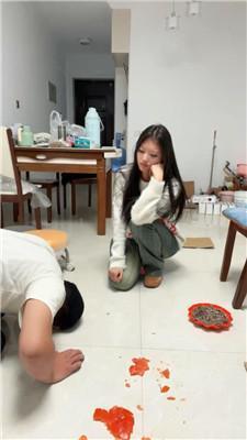 【锅盖子】脏鞋脚下喂食羞辱【下】 bf49063