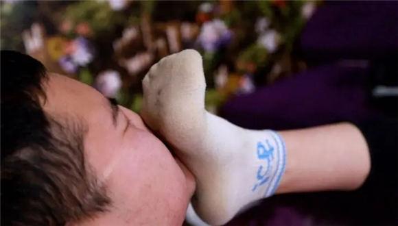 【珊瑚湾】安诺千锤百炼的极品臭袜子强制虐奴