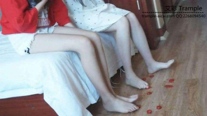 舔两位大一美女学生的原味帆布鞋