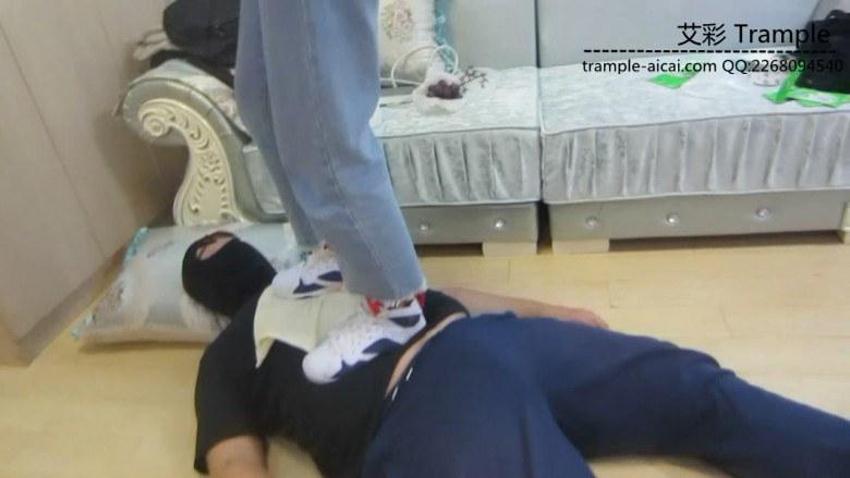 剧情健身美女篮球鞋踢裆虐打老公