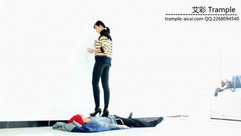 00后天使女主高跟踩踏，高跟虐踩下体！
