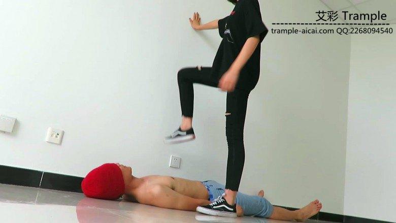 00后天使女主帆布鞋大踏步践踏贱狗！