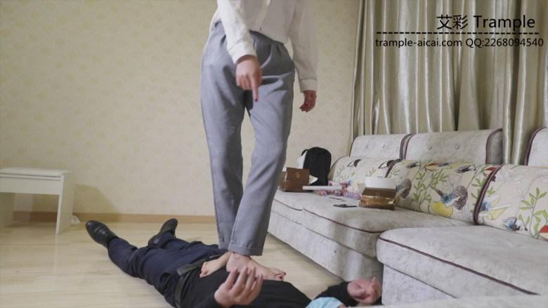 希雨脚耳光调教同事 希雨脚耳光调教同事