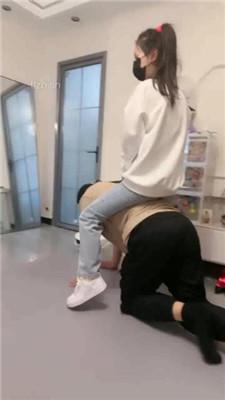 【九九女王】双S-带素人舍友玩虐出轨男友