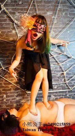 【残忍】女奴人体站台 【残忍】女奴人体站台